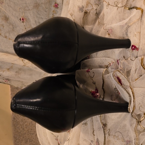 Carisma Pump with Fur Pom-Pom - Picture 3 of 8